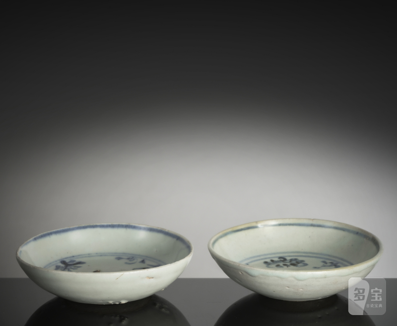 A pair of small moulded fish bowls and underglaze blue decoration - 图2